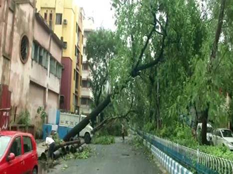 चक्रवाती तूफान ‘अम्फान’ ने मचाई तबाही, पश्चिम बंगाल में 12 लोगों की मौत