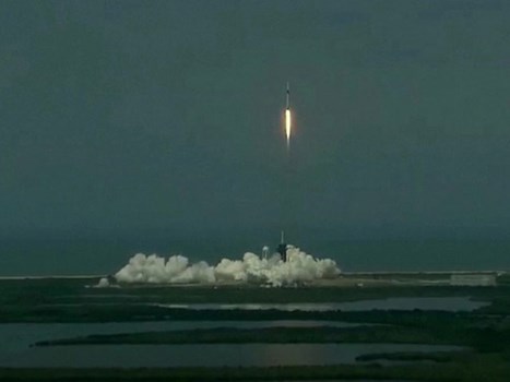 SpaceX ने अंतरिक्ष यात्रियों के साथ रॉकेट का सफल प्रक्षेपण कर रचा इतिहास