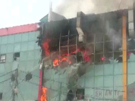 दिल्ली : आजादपुर के शॉपिंग कॉम्प्लेक्स में लगी भीषण आग, वक्त रहते बुझाया