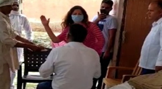 Video Viral: TikTok स्टार बीजेपी नेत्री सोनाली फोगाट ने मार्केट कमेटी सचिव को जड़ा थप्पड़