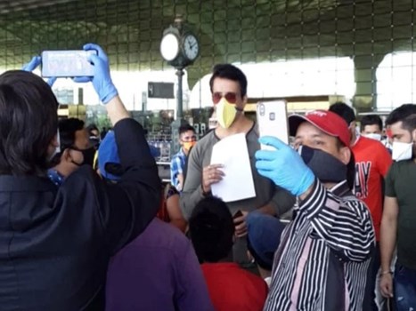 बस और ट्रेन के बाद अब फ्लाइट से 170 से अधिक प्रवासी मजदूरों को सोनू सूद ने भेजा घर