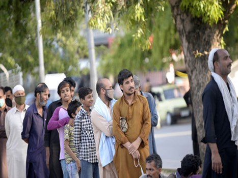 कोरोना वायरस महामारी के कारण पाकिस्तान में जा सकती हैं 30 लाख नौकरियां