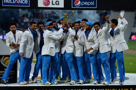 धोनी के 'कमाल' से भारत बना चैम्पियन, इंग्लैंड को पस्त कर जीती चैम्पियंस ट्रॉफी