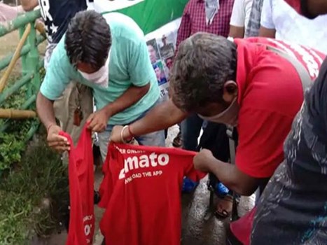 लद्दाख में चल रहे तनाव के बीच Zomato के कर्मचारियों का प्रदर्शन, कंपनी की टी-शर्ट जलाई 