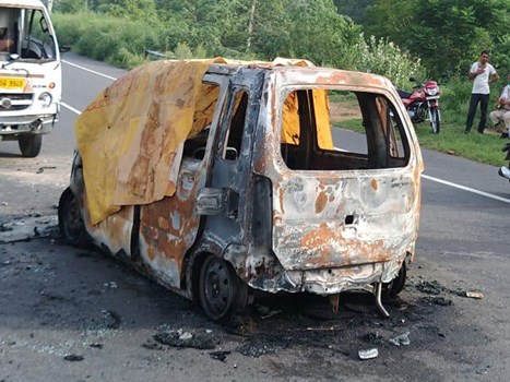 Fatehabad में टाटा एस और वैगनआर की टक्कर के बाद कार में लगी आग, चालक जिंदा जला