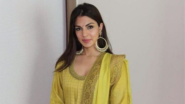 SUSHANT SUICIDE CASE : बिहार पुलिस ने दी रिया चक्रवर्ती को चेतावनी 