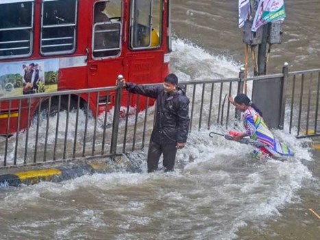 भारी बारिश के बाद मुंबई में हाईटाइड की चेतावनी, लोकल ठप, दफ्तरों को बंद रखने के आदेश