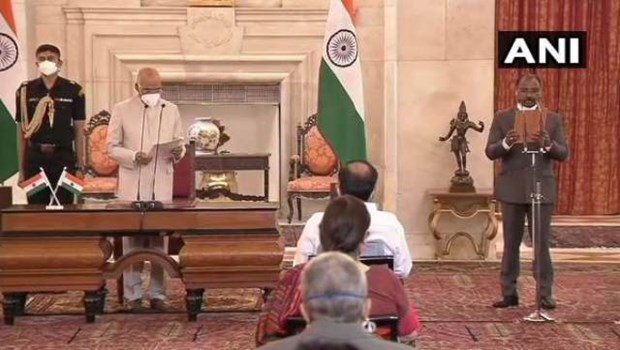 राष्ट्रपति रामनाथ कोविंद ने गिरीश चंद्र मुर्मू को सीएजी पद की दिलाई शपथ 
