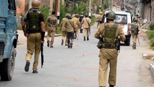जम्मू-कश्मीर: नौगाम में पुलिस टीम पर आतंकी हमला, दो पुलिसकर्मी शहीद, एक घायल