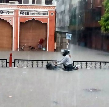   जयपुर: भारी बारिश के कारण फंसी विधायकों की बसें, दोपहर तक स्थगित की गई कार्यवाही