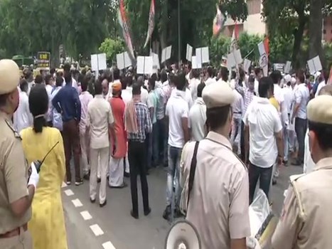NEET-JEE की परीक्षाएं स्थगित करने की मांग को लेकर कांग्रेस ने शास्त्री भवन के बाहर किया प्रदर्शन