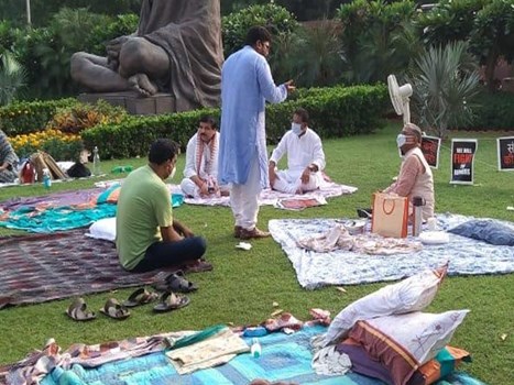 धरने पर बैठे राज्यसभा से निलंबित सांसदों के लिए चाय लेकर पहुंचे उपसभापति हरिवंश, PM मोदी ने की तारीफ