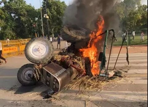 कृषि बिलों पर बवाल, दिल्ली में राजपथ पर प्रदर्शनकारियों ने लगाई ट्रैक्टर में आग