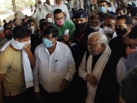 CM मनोहर लाल ने करनाल अनाज मंडी का किया दौरा, राहुल गांधी के हरियाणा में एंट्री को लेकर कही ये बात