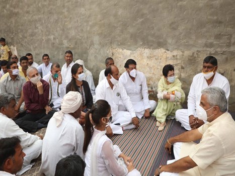 हांसी : मृतक रमलू के परिवार से मिलीं कुमारी शैलजा, सरकार से की नौकरी व आर्थिक सहायता देने की मांग