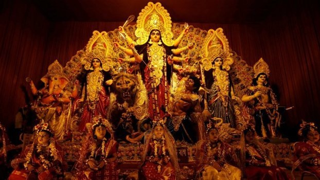 देखिए, अष्टमी के दिन कुछ इस तरह सजे मां दुर्गा के पूजा पंडाल, भक्तों ने सुरक्षा नियमों का रखा ध्यान