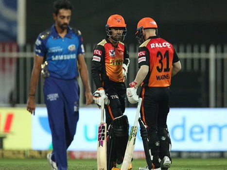 IPL 2020 : सनराइजर्स हैदराबाद ने मुंबई इंडियंस को 10 विकेट से हराया, शान से प्लेऑफ में पहुंची