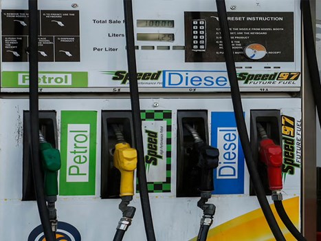 लगातार 33वें दिन नहीं बदले पेट्रोल और डीजल के दाम, जानें आज का रेट