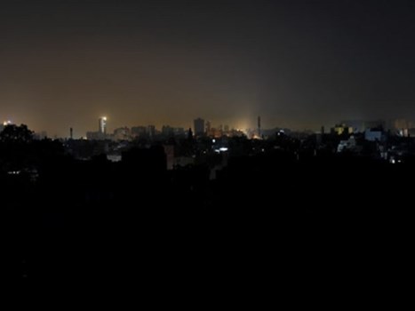 अंधेरे में डूबा पूरा पाकिस्तान, लाहौर-इस्लामाबाद सहित कई शहरों में हुई बिजली गुल  