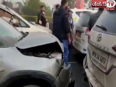 रामपुर जाते वक्त आपस में टकराई प्रियंका गांधी के काफिले की गाड़ियां, कोई घायल नहीं