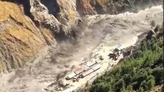 उत्तराखंड: चमोली में ग्लेशियर टूटने से भारी तबाही की आशंका, भीषण सैलाब में 50 लोगों के बहने की आशंका