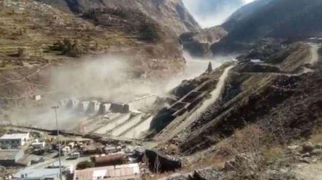 Glacier Burst: उत्तराखंड में सैकड़ों लोग लापता, मोदी सरकार और राज्य सरकार ने किया मुआवजे का ऐलान