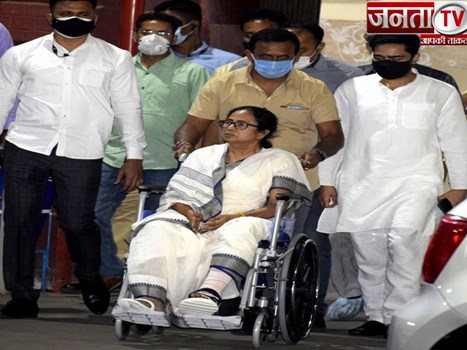 ममता बनर्जी पर नहीं हुआ था किसी तरह का हमला, कई रिपोर्ट्स पर मंथन के बाद चुनाव आयोग का फैसला