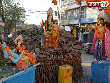 Holika Dahan: होलिका दहन का क्या है महत्व? धन-कारोबार के लिए इस बार अग्नि में चढ़ाना न भूलें ये चीजे