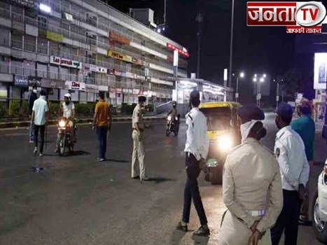 नाइट कर्फ्यू : दिल्ली में 8 बजे से ही बंद होने लगीं दुकानें,स्टाफ की नौकरी पर मंडराने लगा खतरा