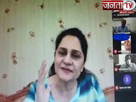 कोरोना से उपचार एवं बचाव संबंधी स्वास्थ्य सेवाओं के लिए सुनीता दुग्गल ने दिए दस लाख रुपये