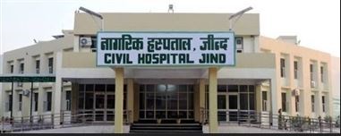 आत्मनिर्भर बने मरीज: सरकारी अस्पताल में बेड हुए फुल तो घर से खाट ले आये मरीज 