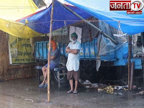 Tauktae का असर : दिल्ली में बारिश से बॉर्डर पर बैठे किसानों के टेंट और ट्रॉलियों को हुआ नुकसान