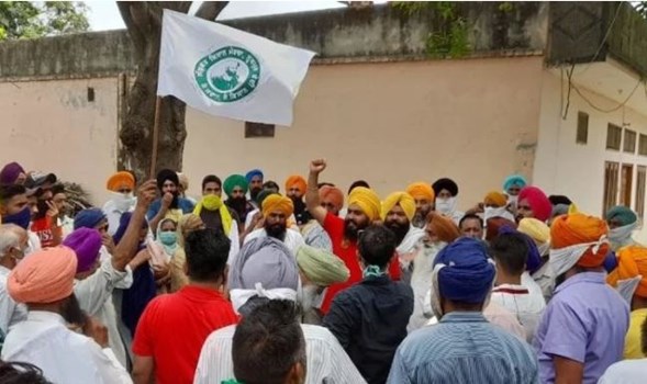 पंजाब: रोपड़ में RSS के रक्तदान कैंप के विरोध में भड़के किसान, बिखेरी कुर्सियां की नारेबाजी