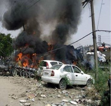 लुधियाना में हुआ हादसा,बस की टक्कर के बाद खंभे से भिड़ी ट्रॉली, स्पार्किंग से पराली में लगी भीषण आग