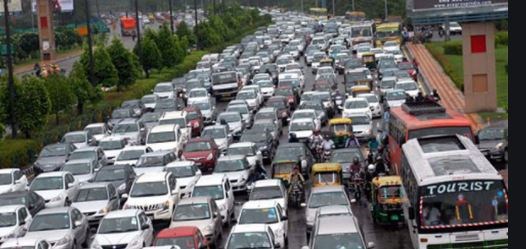 Delhi: अब सड़कों पर तय रफ्तार से ही दौड़ सकेंगे वाहन, जारी हुई नई गाइडलाइंस 