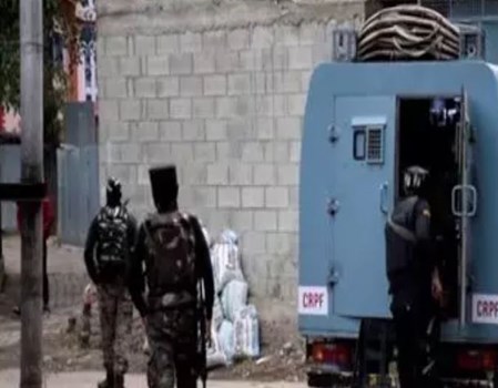 पुलवामा में सुरक्षाबल और आतंकियों के बीच मुठभेड़, एक जवान शहीद, अभी तक चल रही फायरिंग