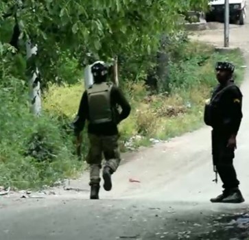 जम्मू कश्मीर: पुलवामा में सुरक्षाबलों ने लश्कर-ए-तैयबा के ढेर किए 5 आतंकी, एक जवान शहीद