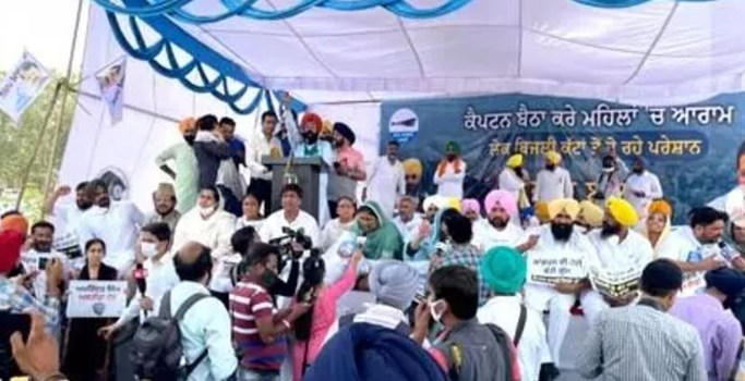 पंजाब: AAP कार्यकर्ताओं का बिजली के खिलाफ प्रदर्शन, कोविड नियमों की अनदेखी, पुलिस ने चलायी वाटर कैनन