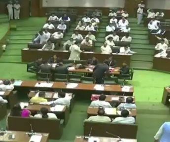 महाराष्ट्र विधानसभा में स्पीकर के सामने हंगामा, 12 बीजेपी विधायक एक साल के लिए सस्पेंड