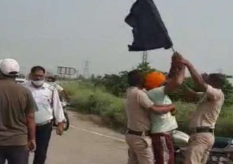 हरिद्वार जा रहे गृह मंत्री अनिल विज को किसानों ने दिखाए काले झंडे 