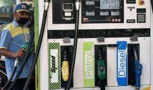 एक दिन की राहत के बाद आज फिर तेल के दामों में लगी आग, जानें कितने बढ़े रेट