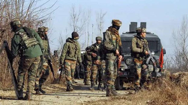 जम्मू कश्मीर: पुलवामा में सुरक्षाबलों और आतंकियों के बीच मुठभेड़ 2 आतंकी ढेर