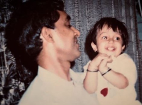 फोटो में अपने पापा के पास बैठी इस स्वीट गर्ल ने बॉलीवुड में खूब कमाया है नाम, जानें