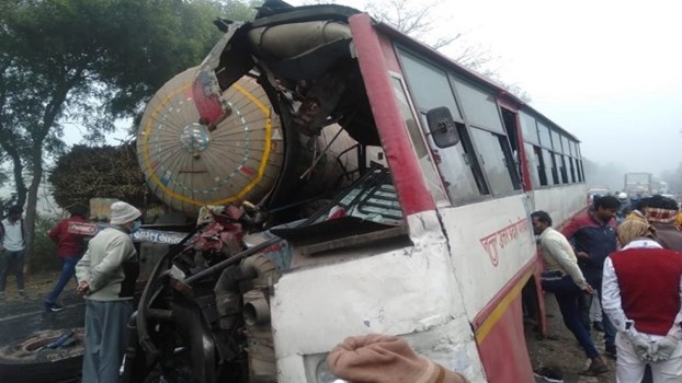 संभल में 2 निजी बसों के बीच जोरदार टक्कर, 7 लोगों की दर्दनाक मौत और 8 घायल