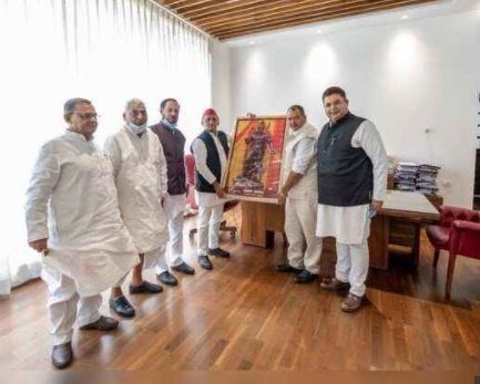 समाजवादी पार्टी के पांच ब्राह्मण नेताओं से मिले अखिलेश यादव, अब होगा बड़ा सम्मेलन 