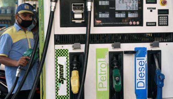 Today Petrol Diesel Price: तेल कंपनियों ने जारी किए पेट्रोल-डीजल के दाम, यहां देखें नई कीमतें 