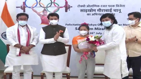 Tokyo Olympics: पदक जीतने के बाद स्वदेश लौटीं मीराबाई चानू, खेल मंत्री अनुराग ठाकुर ने किया सम्मानित