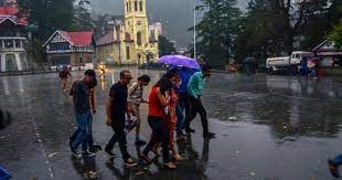 हिमाचल प्रदेश में रेड अलर्ट के बीच झमाझम बारिश, इन जिलों में बढ़ा लैंडस्लाइड का खतरा, जानें