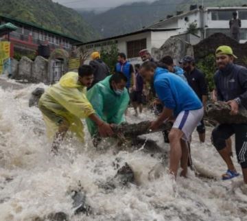 हिमाचल प्रदेश  में भारी बारिश के चलते लैंडस्लाइड,10 लोग लापता, 4 NH बंद  