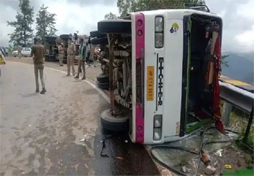Himachal Pradesh: कालका-शिमला हाईवे पर बेकाबू ट्रक ने बस को मारी टक्कर, 20 लोग घायल 